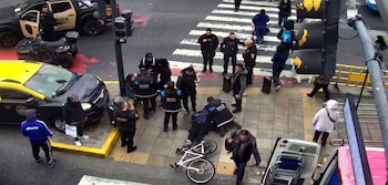 Un taxi perdió el control en Flores, se subió a la vereda y atropelló a dos peatones y un ciclista en Rivadavia y San Pedrito (NA)