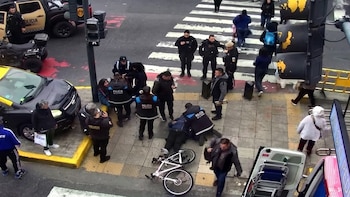 Grave accidente en el barrio porteño de Flores: un taxista se subió a la vereda y atropelló a dos peatones y un ciclista
