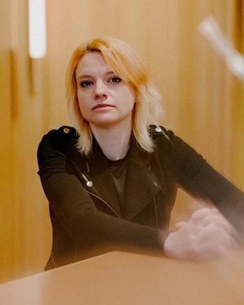 Amanda Askell, una filósofa nacida en Escocia, supervisó la constitución de 23.000 palabras que juega un papel clave en la “formación moral” de Claude. Credito: Aaron Wojack.