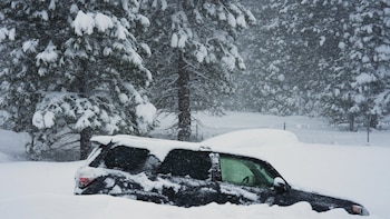 Diez esquiadores desaparecidos tras una