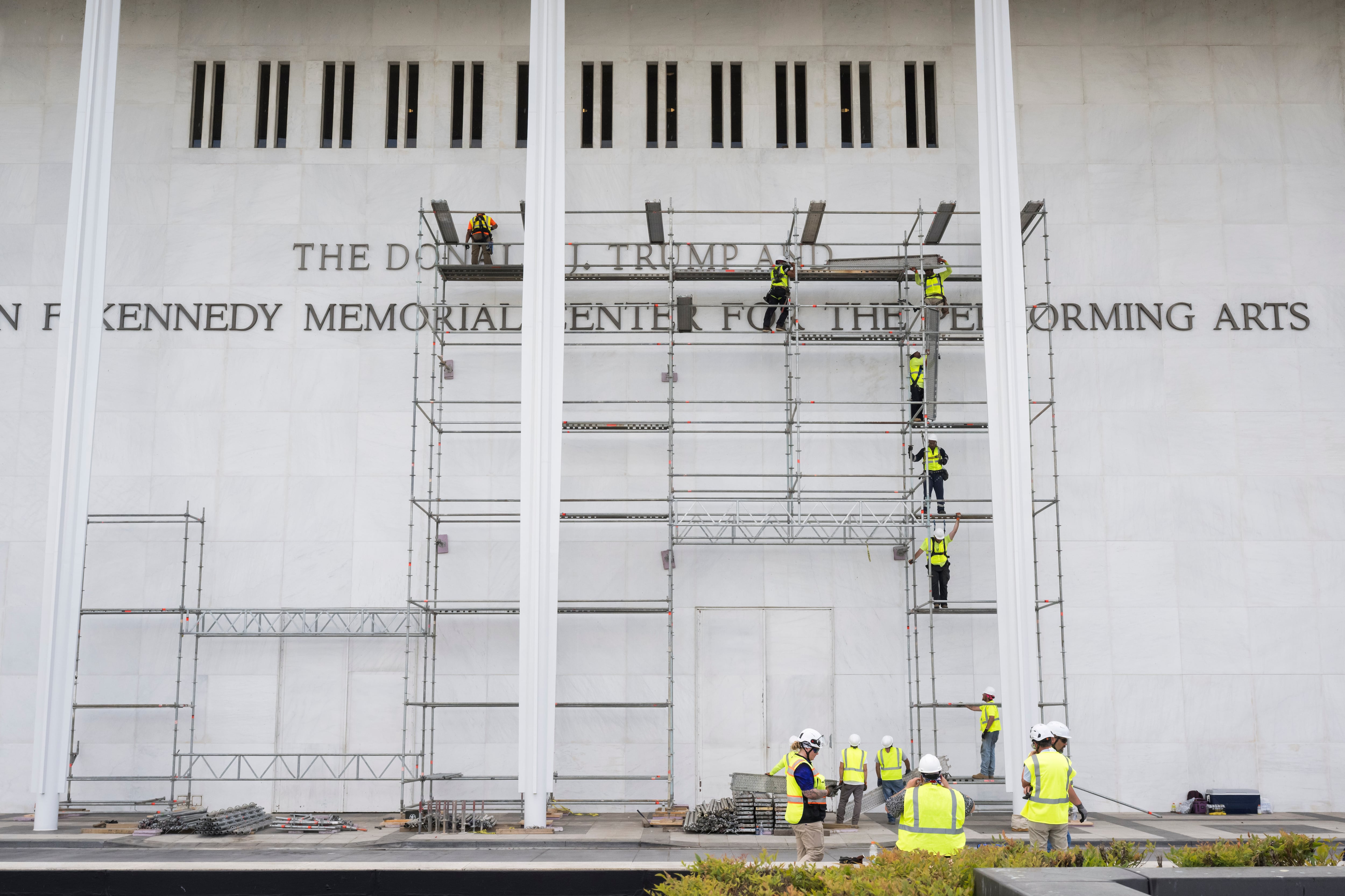 El 12 de junio, los trabajadores instalaron andamios antes de retirar el nombre del presidente Donald Trump del Kennedy Center (Craig Hudson/The Washington Post).
