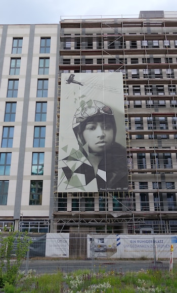 Pancarta en andamios sobre la