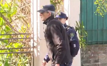 Operativo en la casa frente de un abusador buscado desde 2024 (Captura Telemundo/Canal 12)