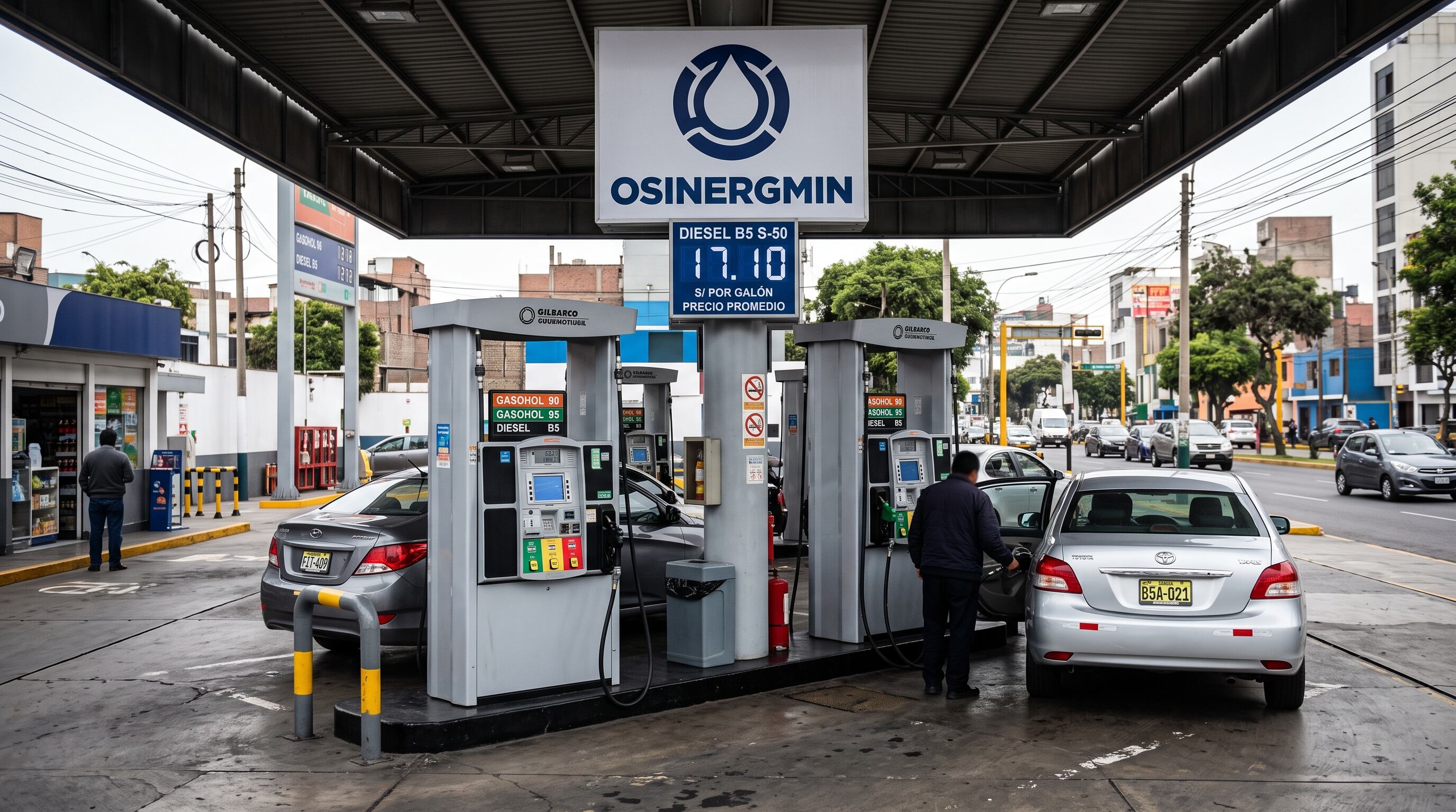 Una estación de servicio en Lima expone precios de combustibles junto al letrero oficial de Osinergmin mientras varios conductores abastecen sus vehículos. (Imagen Ilustrativa Infobae)