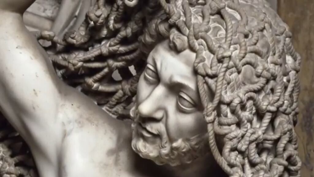 La actividad, apoyada por la Unión Italiana de Ciegos, introducirá recorridos adaptados que transforman la interacción tradicional y permiten percibir detalles que habitualmente quedan fuera del alcance. (Captura de video)