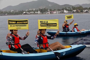 Greenpeace se manifiesta en Playa Santiago, en Manzanillo