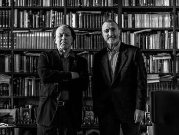 Marías junto a Arturo Pérez-Reverte,