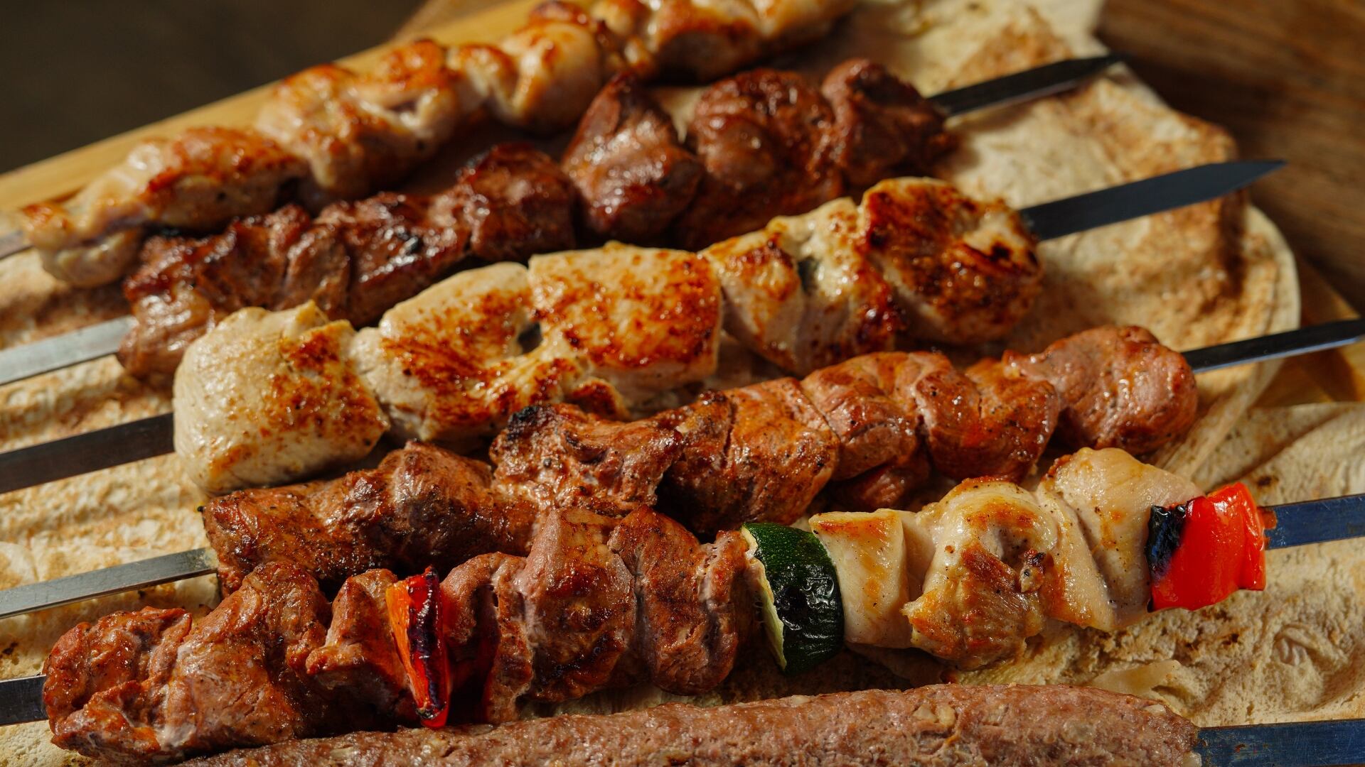 Cómo hacer pinchos morunos en casa (Pexels)