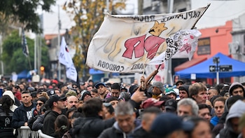 Las 24 mejores fotos del último adiós al Indio Solari: miles de fanáticos se congregan en Avellaneda