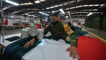 La producción de banderas se