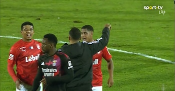 Momento de la pelea entre un jugador del Santa Clara y Jhon Jader Durán - crédito Sport TV