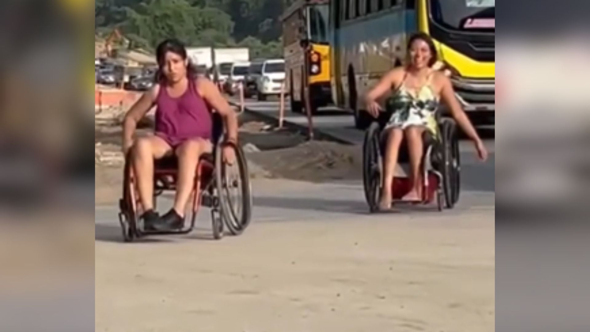 ¡21 km a pulso!: Jóvenes salvadoreñas desafiaron el tráfico en silla de ruedas tras no encontrar transporte en una carretera