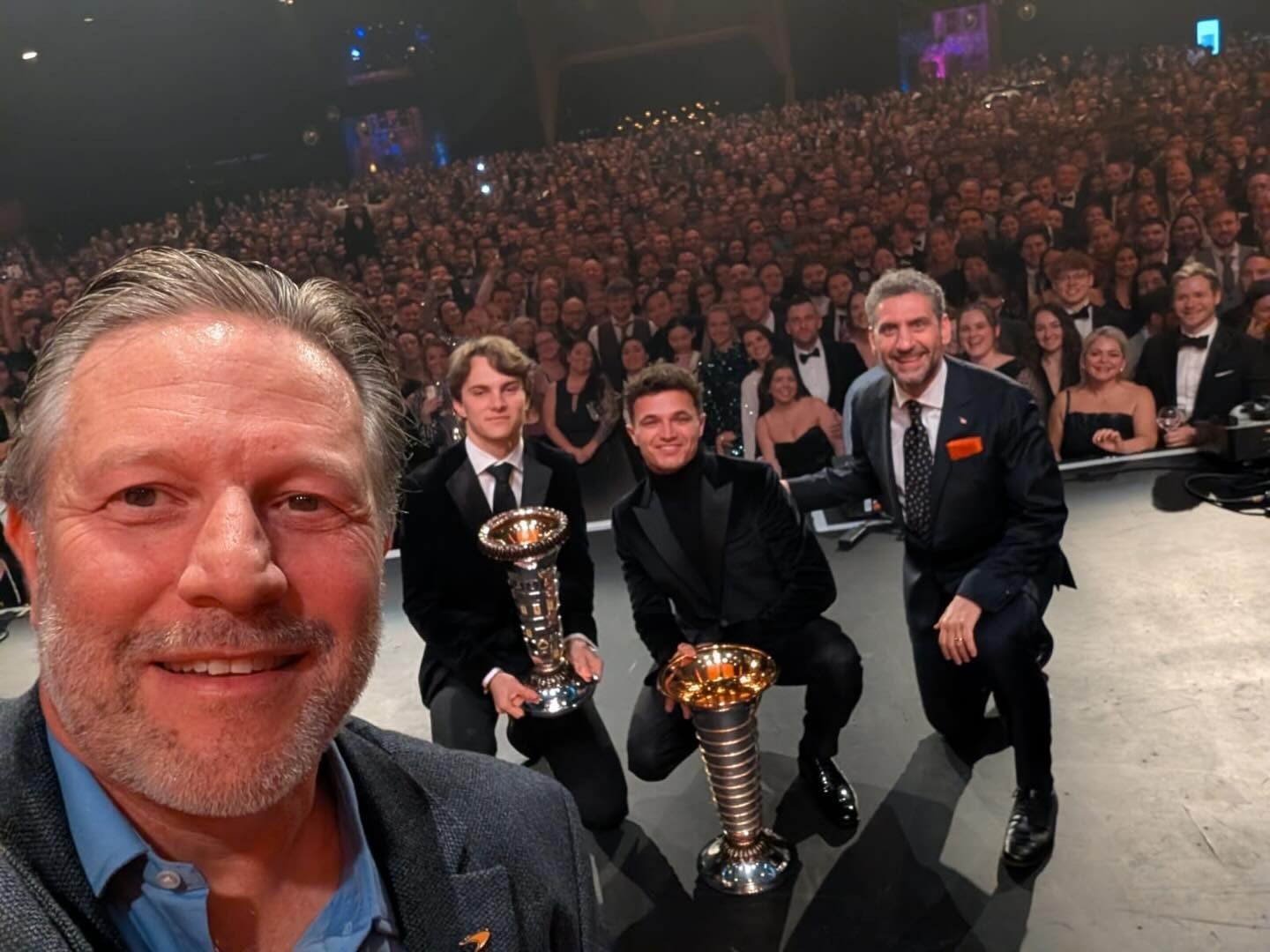 McLaren celebró la fiesta de fin de año en su fábrica principal en Woking, donde compartieron los títulos de la F1 conseguidos con todos los integrantes de la escudería (@mclaren)