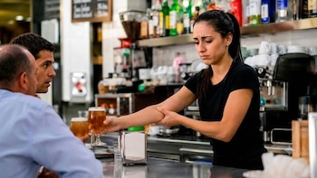 Un juzgado reconoce la incapacidad permanente total a una gerente de bar tras la negativa del INSS