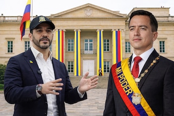 Abelardo a la izquierda con gorra negra y Noboa a la derecha con banda presidencial, posan frente a la Casa de Nariño decorada con los colores de la bandera de Colombia.