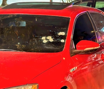 El auto en el que se trasladaba su padre con el bebé asesinado baleado (@LeoPedrouza)