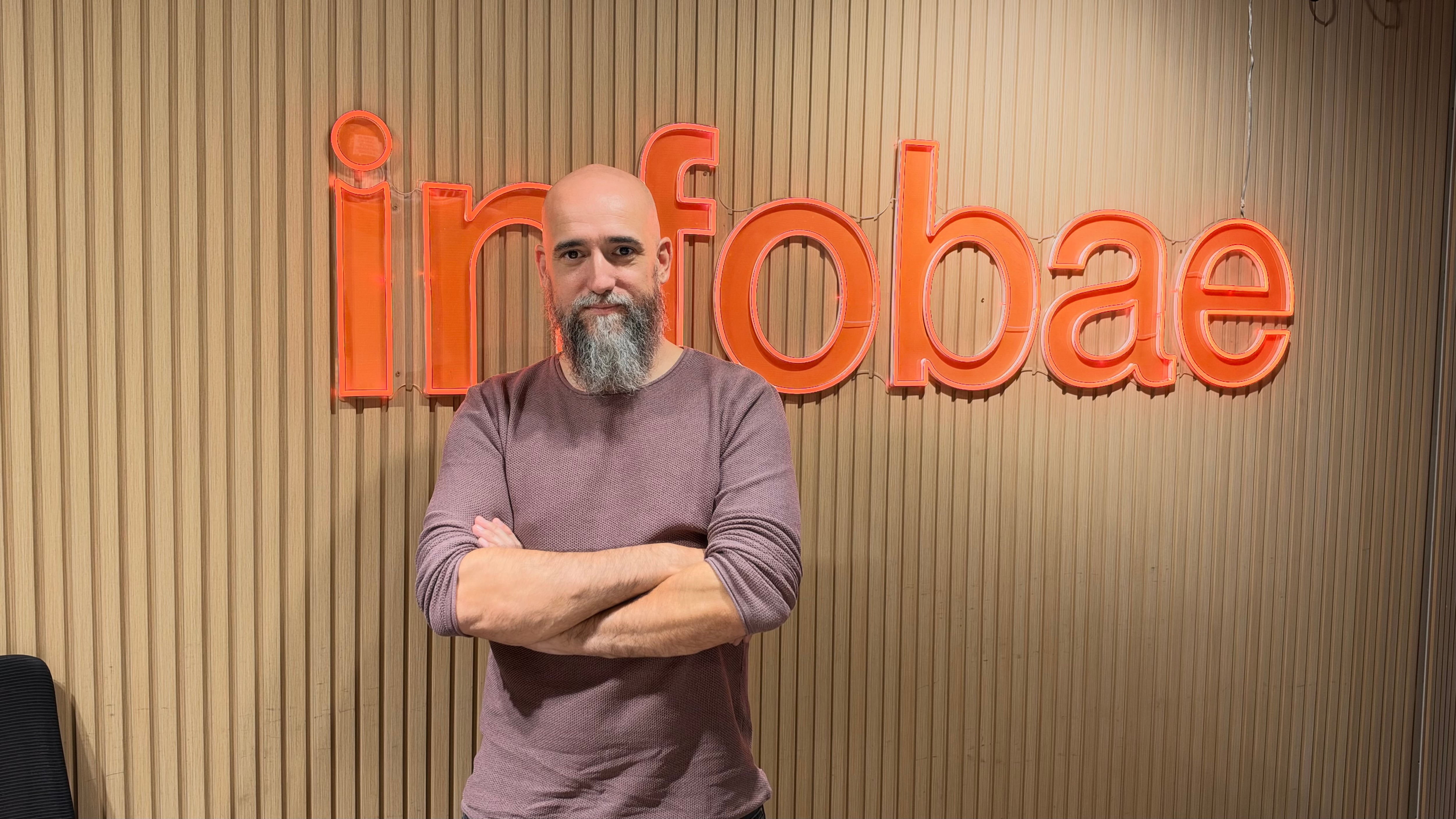 Hernández afirma que el riesgo de desempleo aumenta en las empresas cuyos directivos rechazan la adopción de herramientas de inteligencia artificial. (Infobae)