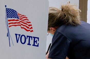 La legislación permite votar a no ciudadanos que cumplan ciertos requisitos en D.C. (REUTERS/Eric Cox)