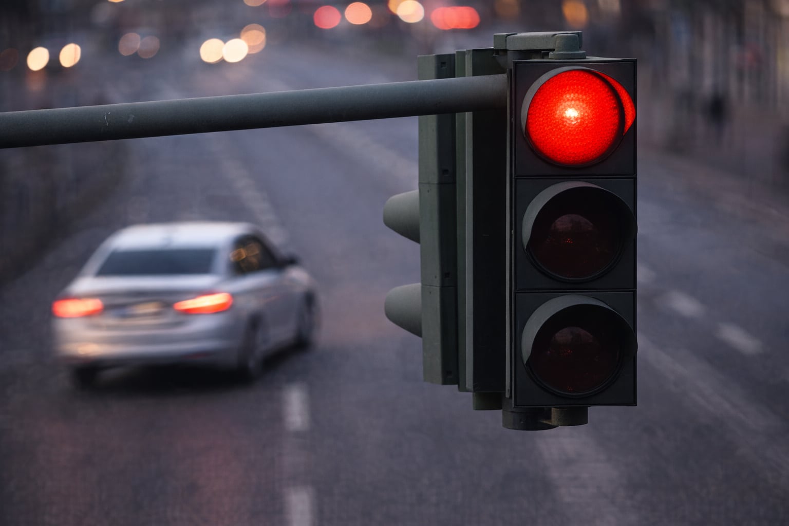 El Ministerio de Obras Públicas y Transporte (MOPT) informa que, en promedio, cada siete horas se sanciona a un conductor por no respetar la luz roja del semáforo. (Imagen Ilustrativa Infobae)