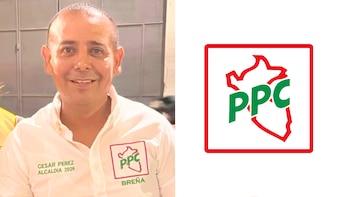Fotografía de César Israel Pérez Contreras vistiendo una camisa blanca con el emblema del PPC junto al logotipo oficial del partido