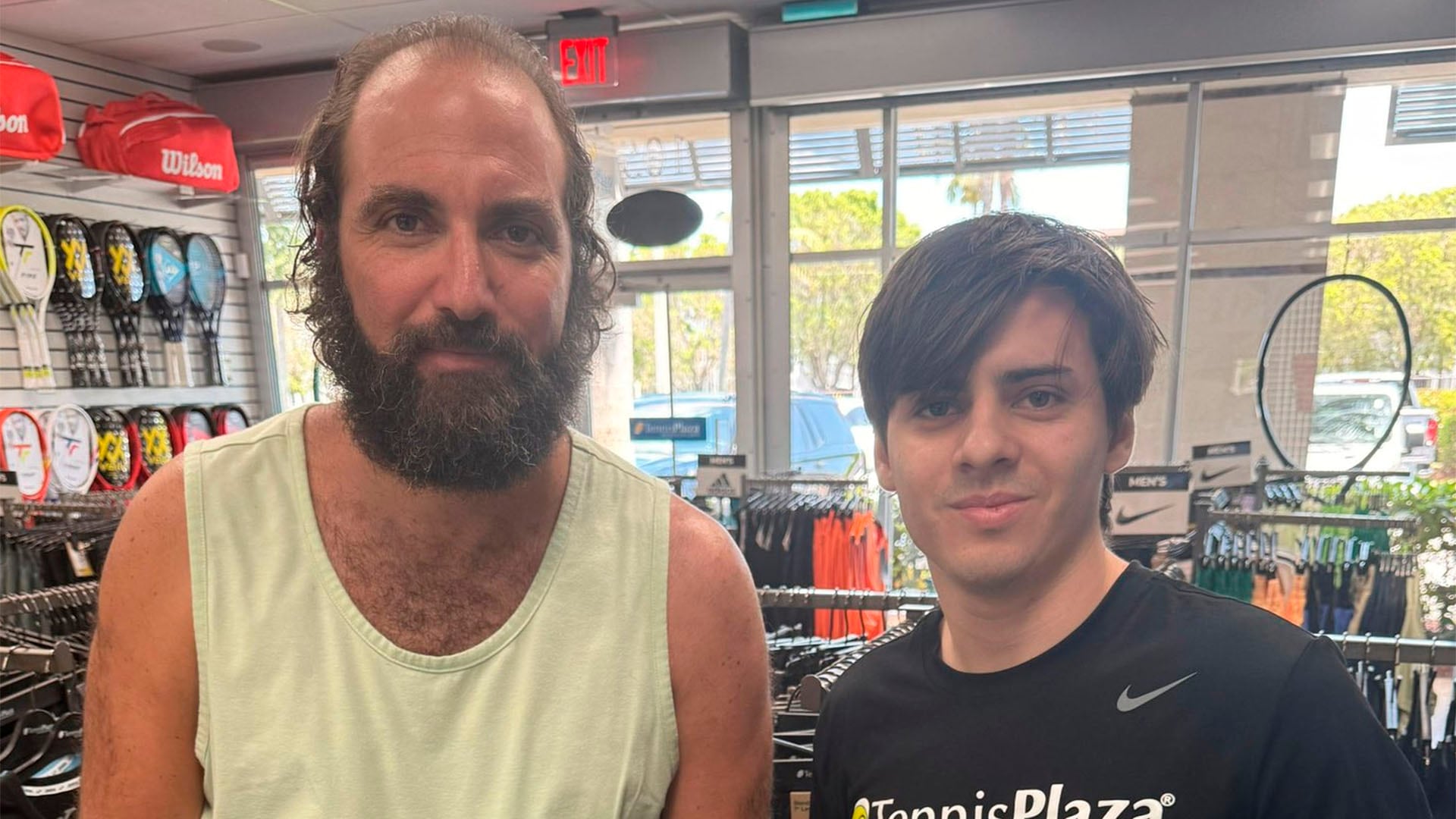 El exfutbolista argentino Gonzalo Higuaín posa junto a un fan en una tienda deportiva, mostrando un look renovado que ha causado revuelo en redes sociales. (@marcosmondria10)