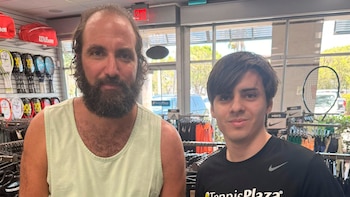 La imagen de Gonzalo Higuaín con un nuevo look junto a un fanático que se hizo viral: “No es IA”