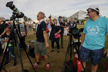 Miles de personas son fanáticas de los eventos astronómicos como un eclipse solar - REUTERS/Ann Wang