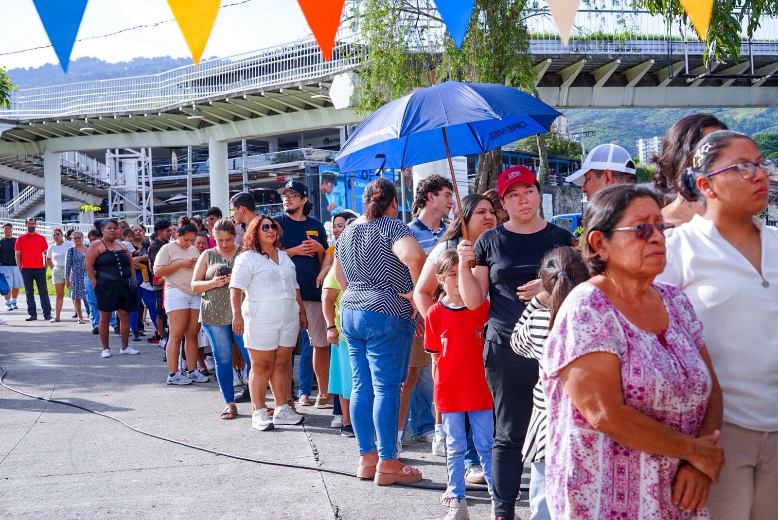 La iniciativa municipal convirtió el domingo en un plan familiar con comida nacional sin costo, presentaciones culturales y espacios de recreación que buscaron celebrar las tradiciones salvadoreñas de una forma cercana (Foto cortesía Alcaldía de San Salvador Centro)