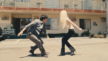 Anya Taylor-Joy y Charles Melton en el video musical de los Rolling Stones