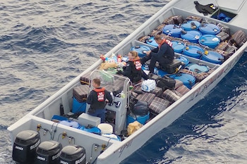 La Guardia Costera de Estados Unidos decomisó más de 11 toneladas de cocaína y detuvo a 13 personas en tres operativos recientes. (EFE/ @DHSgov)