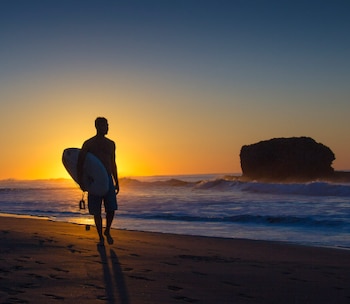 Playa El Tunco, La Libertad: Reconocida a nivel internacional por la consistencia de sus olas, esta costa en El Salvador es el destino ideal para los entusiastas del surf y los amantes de los atardeceres dorados (Cortesía: MITUR).
