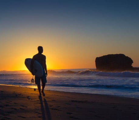 Playa El Tunco, La Libertad: Reconocida a nivel internacional por la consistencia de sus olas, esta costa en El Salvador es el destino ideal para los entusiastas del surf y los amantes de los atardeceres dorados (Cortesía: MITUR).