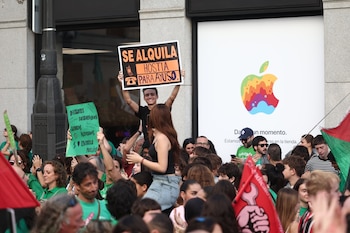 El profesorado de la educación pública de la Comunidad de Madrid ha iniciado hoy una huelga indefinida para reclamar más recursos y mejores condiciones laborales convocada por los sindicatos CCOO, CGT, CNT, Solidaridad Obrera, STEM y UGT, así como por las plataformas docentes Educación Especial Digna, Menos Lectivas y Queremos FP. Entre sus principales reivindicaciones figura la recuperación de un máximo de 17 periodos lectivos semanales en Educación Secundaria y Formación Profesional y de 22 en Primaria, y la reducción de los ratios a 13 en Infantil, 15 en Primaria, 20 en Secundaria, 23 en Bachillerato y 15 en FP