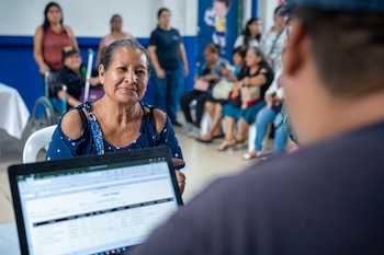 La Feria Integra entregó medicamentos recetados, además de abate, purificadores de agua y verdura, y vacunación para mascotas. (Cortesía: Dirección de Integración)