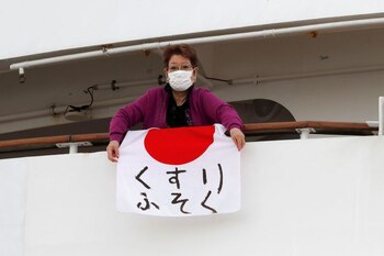 Una mujer sostiene una bandera