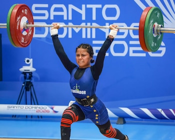 La pesista de Chalchuapa construyó su carrera en la halterofilia tras un proceso personal marcado por la muerte de su hermano mayor. (Cortesía: Instituto Nacional de los Deportes)