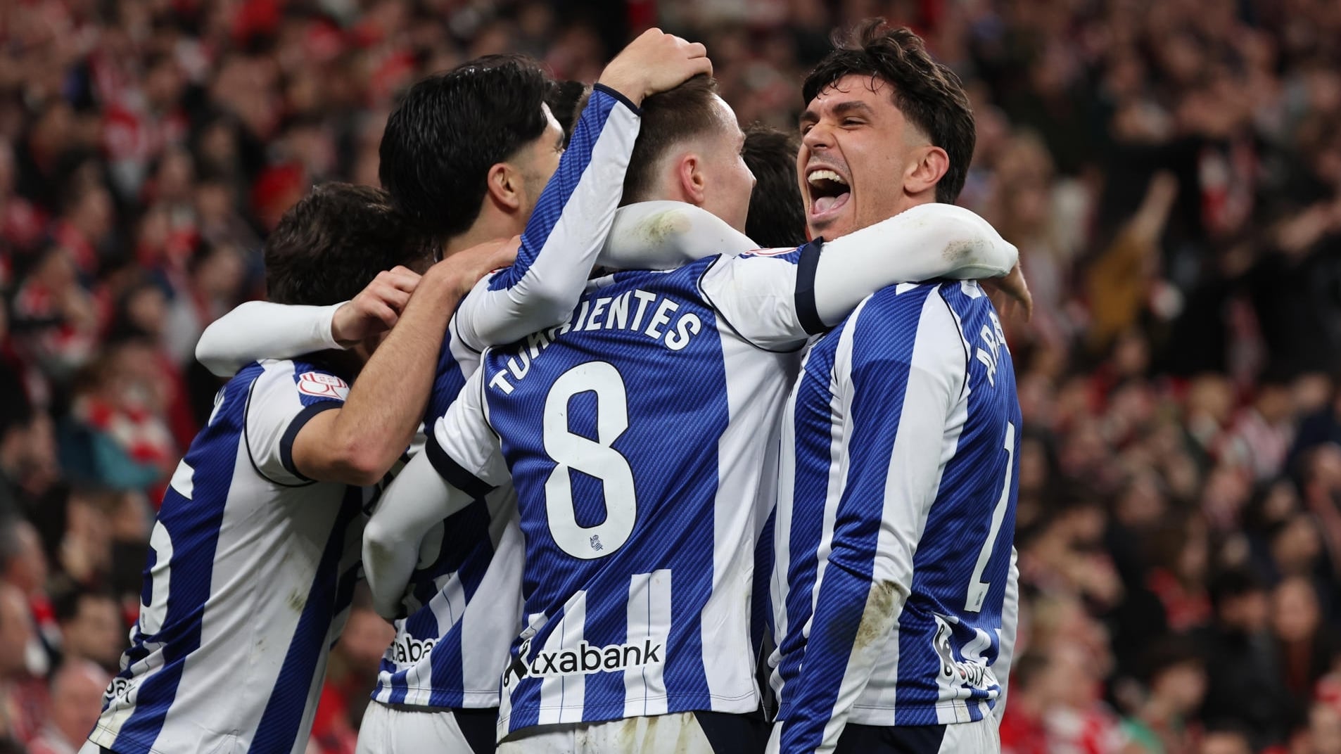 Los jugadores de la Real Sociedad celebran un gol ante el Athletic (EFE/ Luis Tejido)