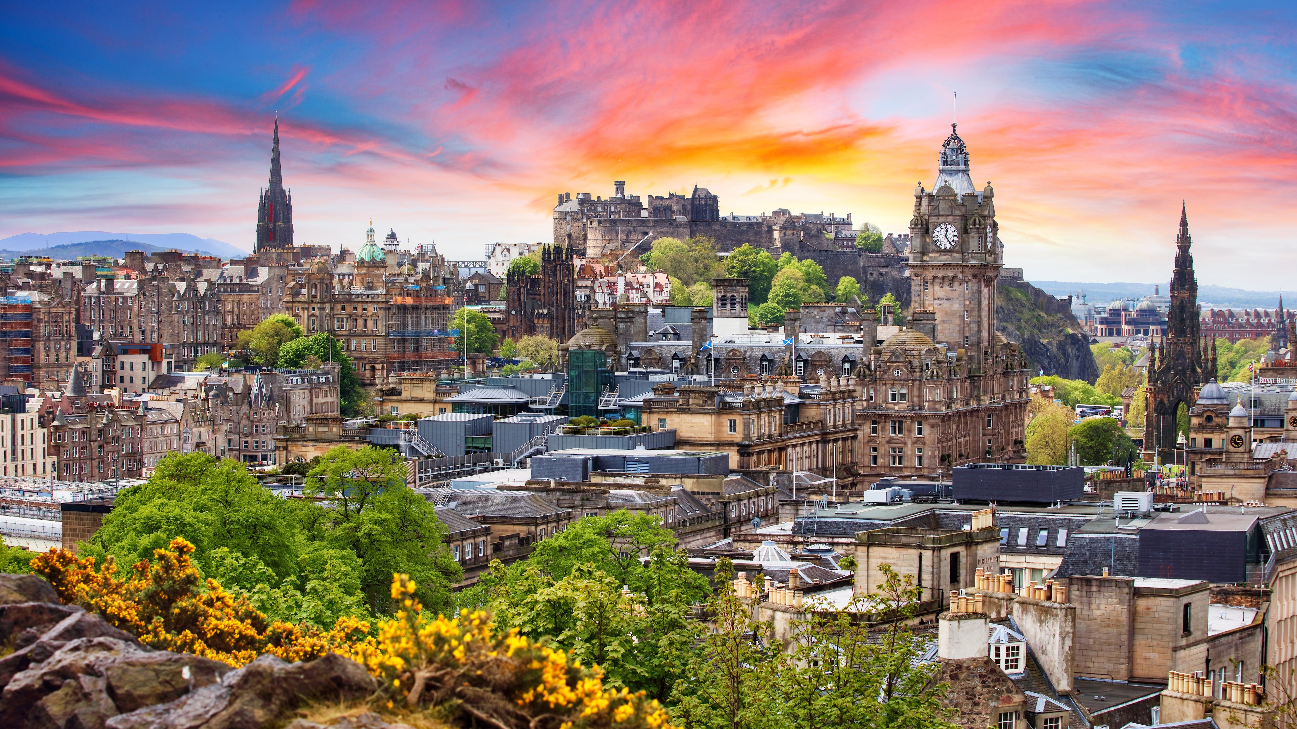 Edimburgo reúne jardines, barrios históricos y miradores para observar el cambio de estación desde distintos puntos. (Adobe Stock).