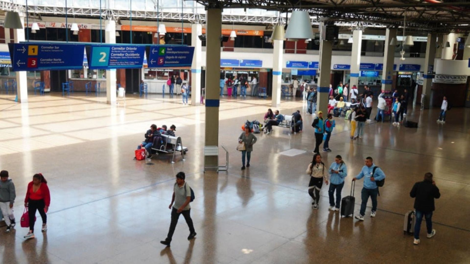 El hecho más reciente involucró a un taxista que recogió a un pasajero en el terminal y fue herido en la cabeza - crédito Alcaldía de Bogotá