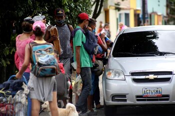 Venezolanos reciben pan y bebidas