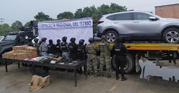 Desarticulan en Juchitán de Zaragoza un centro de operaciones criminales y confiscan más de 150 paquetes de droga, armas y arsenal bélico. @FISCALIA_GobOax
