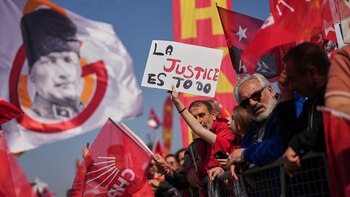 Miles de manifestantes en Estambul