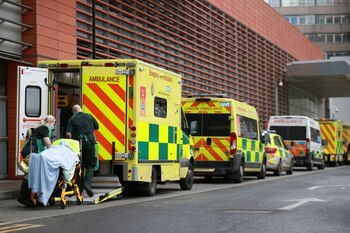Trabajadores sanitarios transportan a un paciente en el Royal London Hospital, mientras continúa la propagación de la enfermedad del coronavirus (COVID-19), en Londres, Reino Unido, 26 de enero de 2021. REUTERS/Hannah McKay