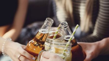 La joven consumía licor con un grupo de amigos y terminó cayendo desde una altura de 15 metros - crédito Freepik