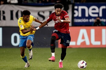 Johan Mojica es el lateral izquierdo del Osasuna, equipo del fútbol profesional de España - crédito Jesús Díges / EFE