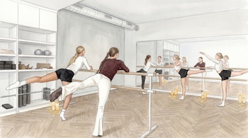 Ilustración de un estudio de ballet con siete mujeres en ropa de deporte practicando en barras, con espejos, estantes y velas en el suelo de parquet.