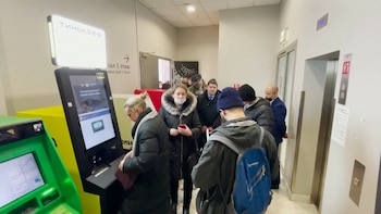 Los usuarios van de cajero