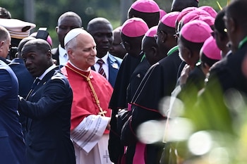El Papa León XIV es recibido por funcionarios a su llegada al Aeropuerto Internacional Yaounde Nsimalen en Yaounde, Camerún, 15 de abril de 2026. El pontífice se encuentra en la segunda etapa de un viaje apostólico de 11 días a África. (Papa, Camerún) EFE/EPA/LUCA ZENNARO