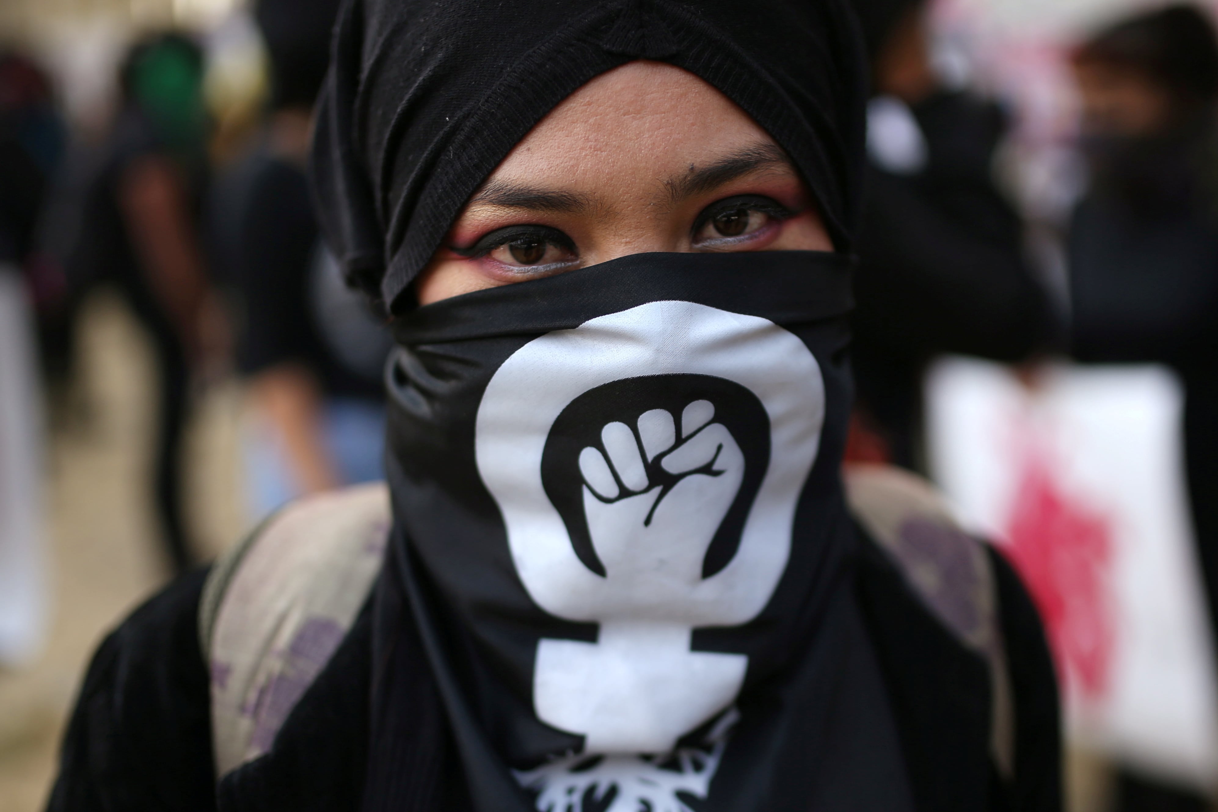 Morgan popularizó el ícono del puño cerrado con el símbolo femenino, que se convirtió en la imagen más reconocible del movimiento de liberación de las mujeres en todo el mundo (REUTERS/Luisa Gonzalez)