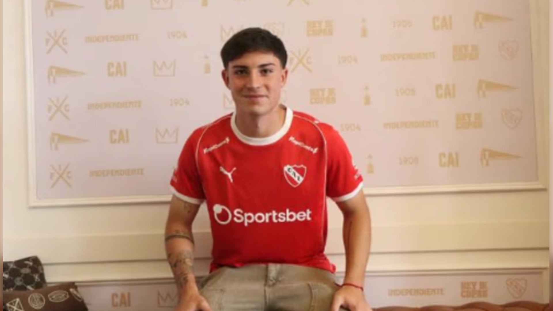 Nicolás Tomás Garrido Aparicio tiene 20 años y juega en la Reserva del Club Atlético Independiente.
